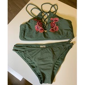 Ambrielle Rose Bikini Top 
L
Olive 
NWOT